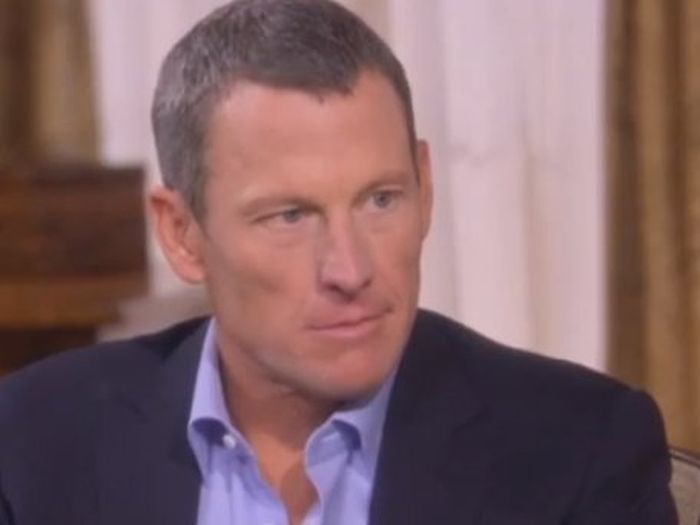 Человек смотрит не моргая ложь, психология