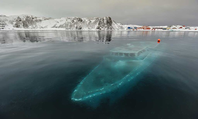 20. Затонувшая яхта в Антарктике. интересное, удивительные фотографии, фото