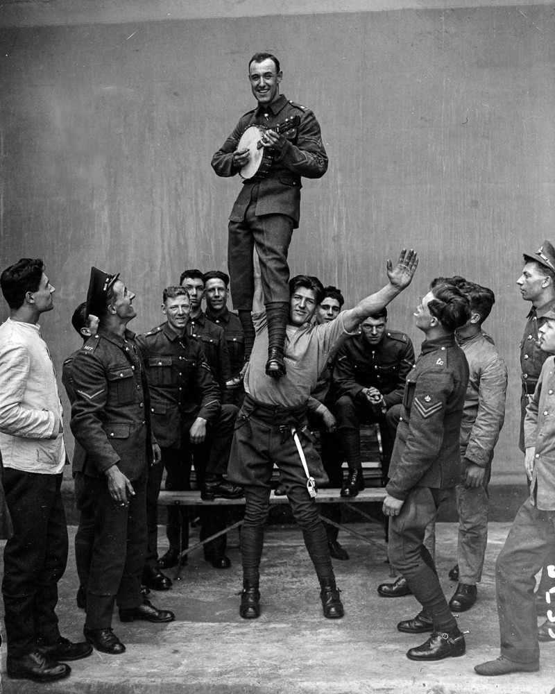 1927 год. Аттеннборроу из Королевской конной гвардии, считавшийся самым сильным человеком в британской армии, держит товарища в воздухе одной рукой. история, люди, сила