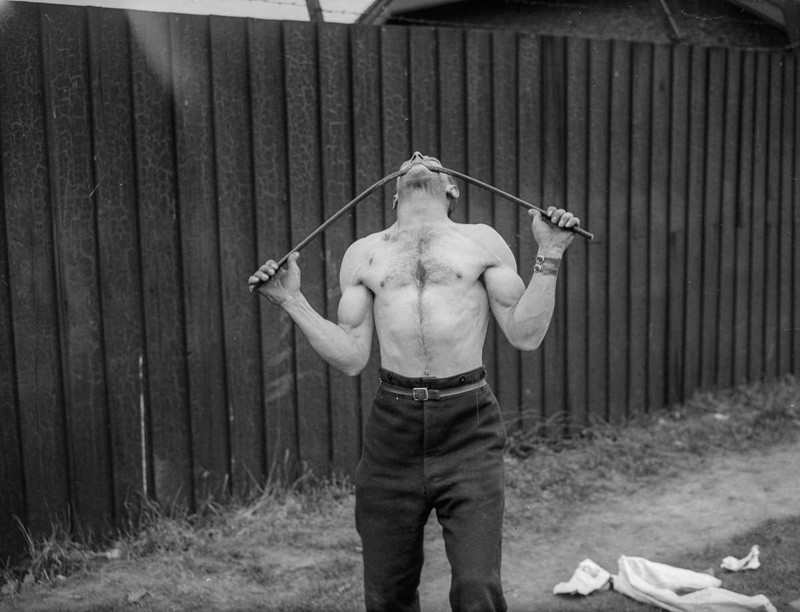 20 марта 1935 года. Джордж Чаллард сгибает железный прут зубами. история, люди, сила