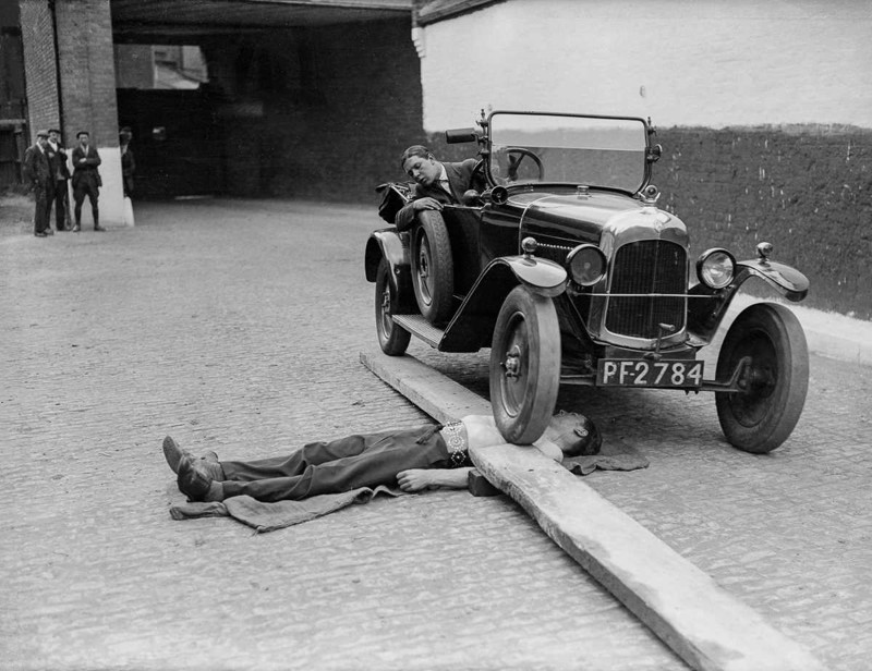 3 июня 1932 года. Дж. Роллеано выдерживает вес автомобиля Citroen, проехавшегося по его груди. история, люди, сила
