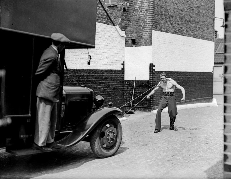 3 июня 1932 года. Дж Роллеано тянет зубами грузовик. история, люди, сила