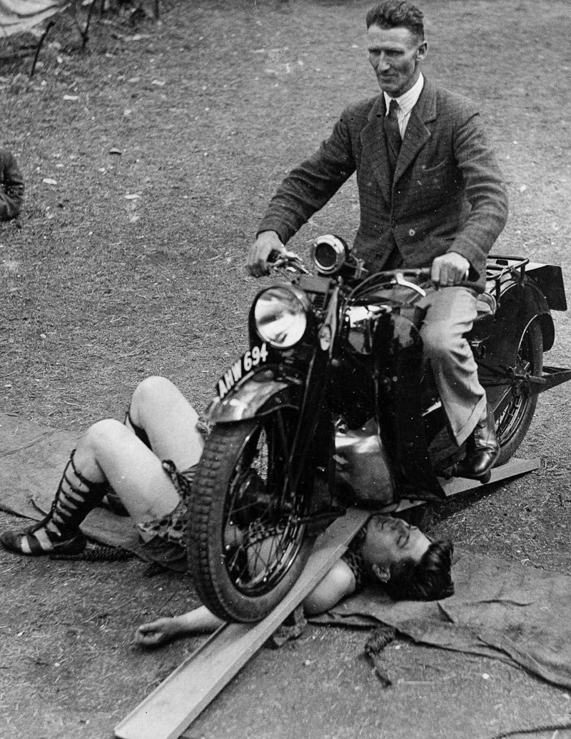 1 августа 1934 года. Самсон Браун, «сильнейший человек в мире», выдерживает мотоцикл, едущий по нему. история, люди, сила