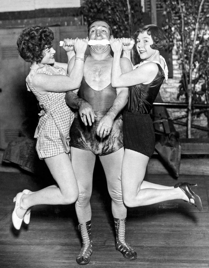 1927 год. Эдвард Рис держит двух женщин зубами. история, люди, сила