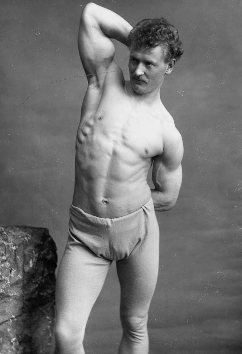 1893 год. Евгений Сандов демонстрирует свое телосложение в студии. история, люди, сила