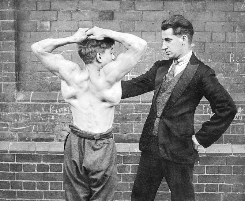 1 августа 1930 года. Льюис Кларк, «Сильный мальчик,» показывает мышцы спины. история, люди, сила