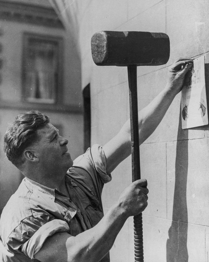 14 августа 1934 года. Джо Прайс использует 23-килограммовый молоток, чтобы прибить объявление. история, люди, сила