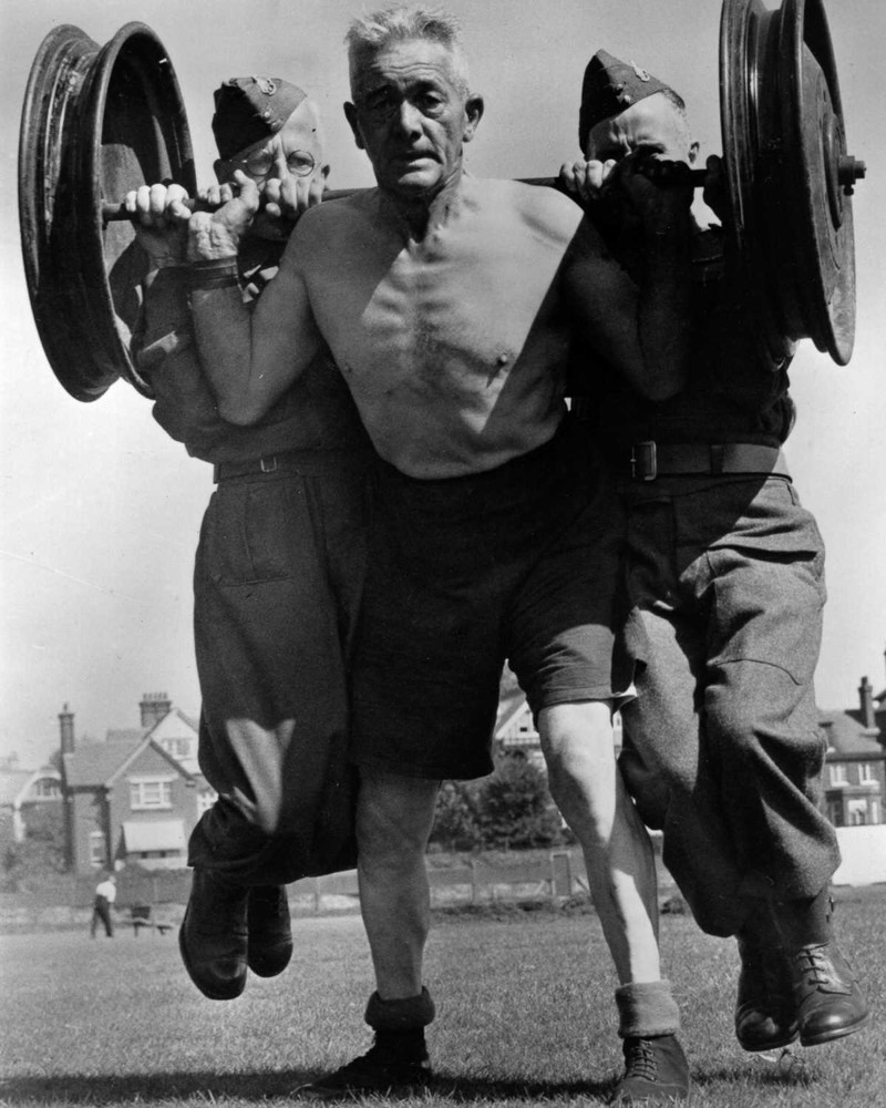 20 сентября 1941 года. 60-летний британский солдат держит людей и штангу общим весом более 200 килограммов история, люди, сила