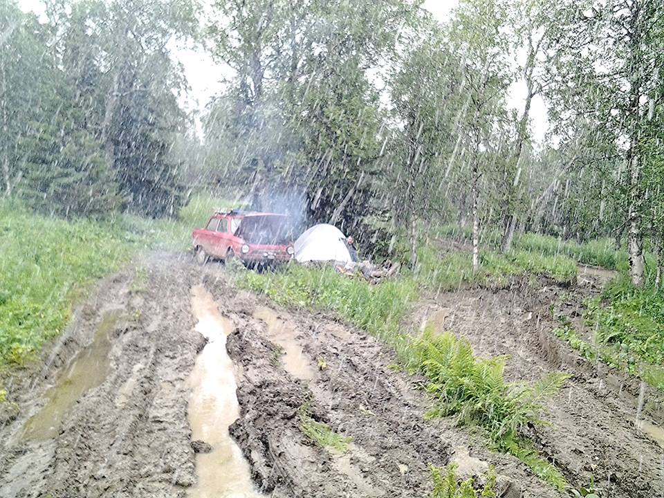 Снег на выходе из березняка. Здесь мы прожили два дня... Или три... бездорожье, заз, запорожец, путешествие