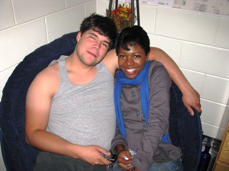 17. Пытается исправить ситуацию - теперь носит майку 17. Пытается исправить ситуацию - теперь носит майку загар, люди