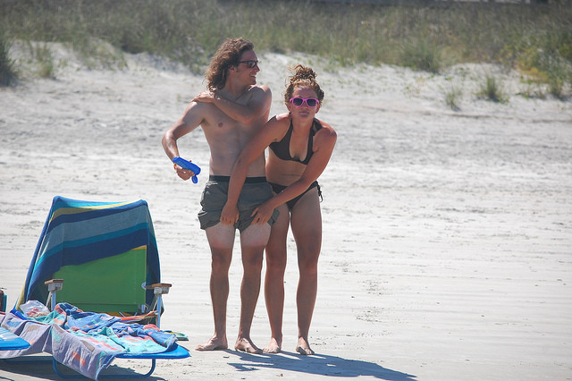 18. Думаете, она ему намекает? 18. Думаете, она ему намекает? загар, люди